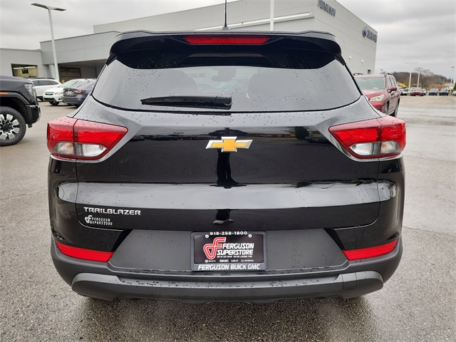2025 Chevrolet Trailblazer LS photo 2