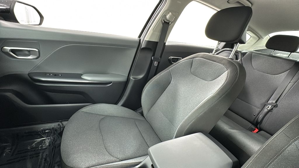 2025 Kia K4 LXS photo 13