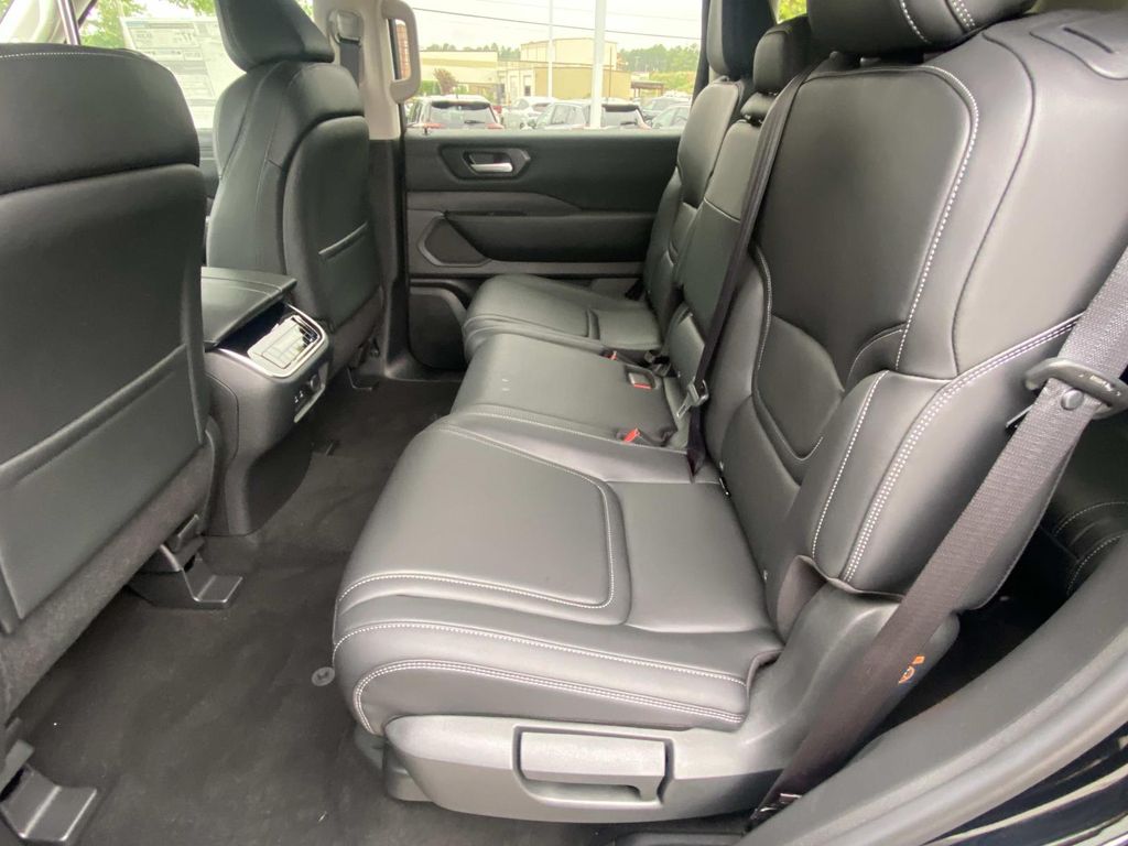 2025 Nissan Armada SV photo 9