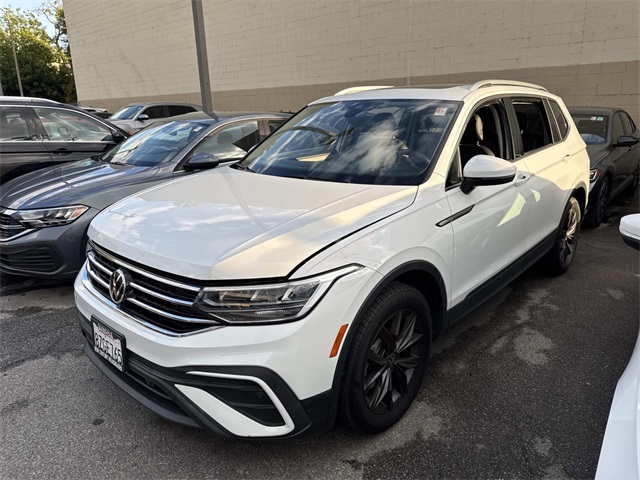 2022 Volkswagen Tiguan SE's photo