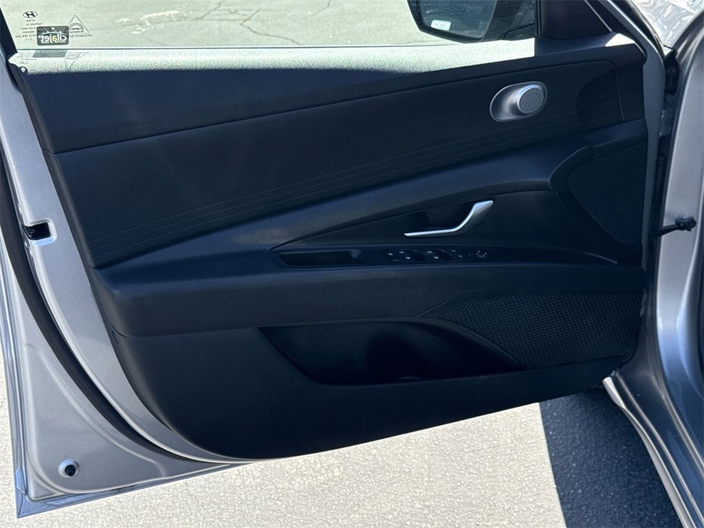 2023 Hyundai Elantra SEL photo 2