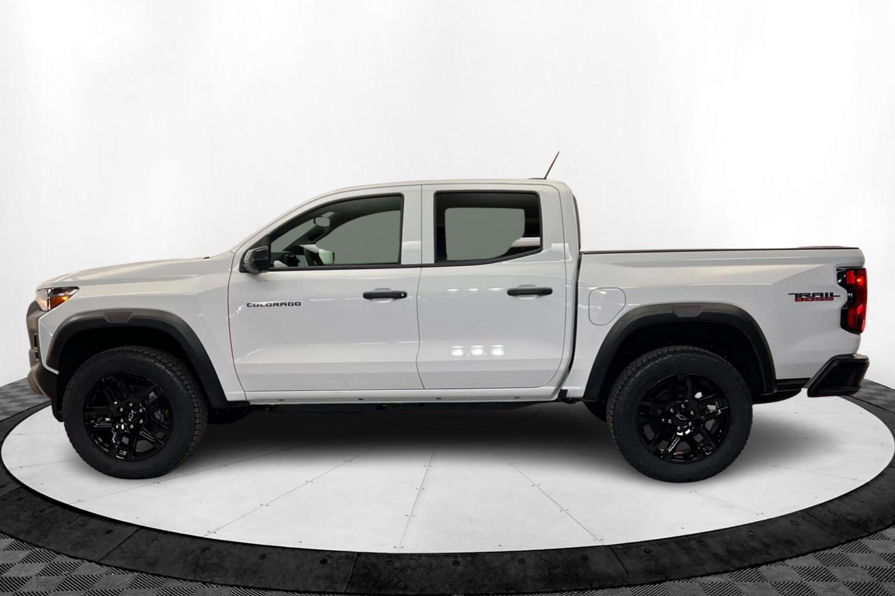 2025 Chevrolet Colorado Trail Boss photo 2