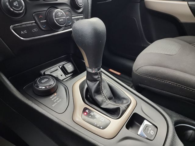 2017 Jeep Cherokee Latitude photo 28