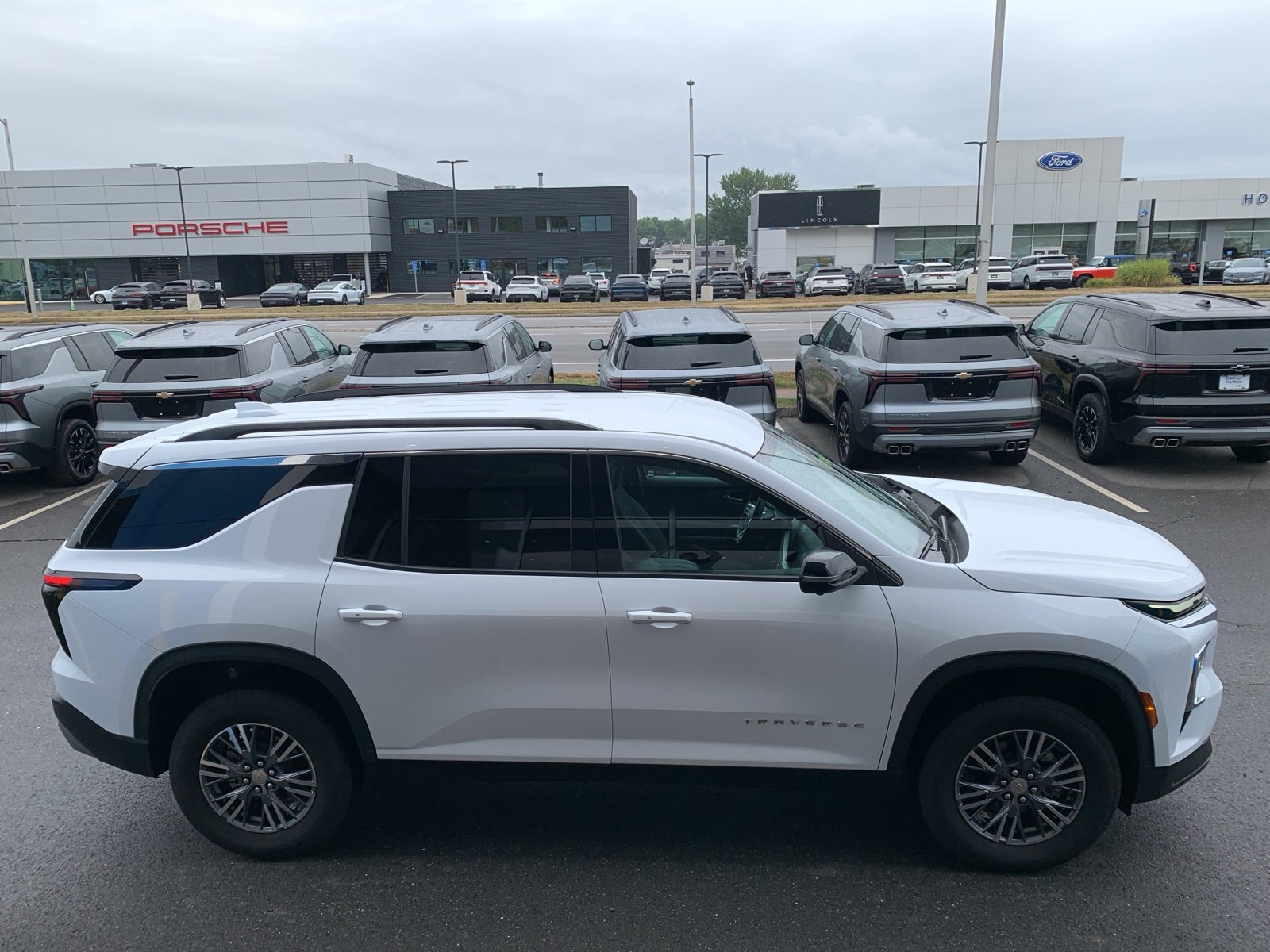 2024 Chevrolet Traverse 2LT photo 4