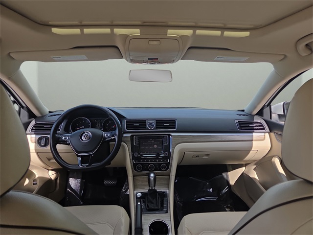 2017 Volkswagen Passat SE photo 2