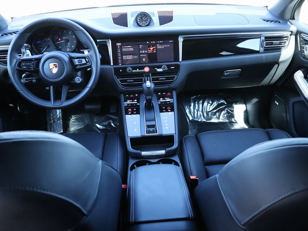 2025 Porsche Macan T photo 17