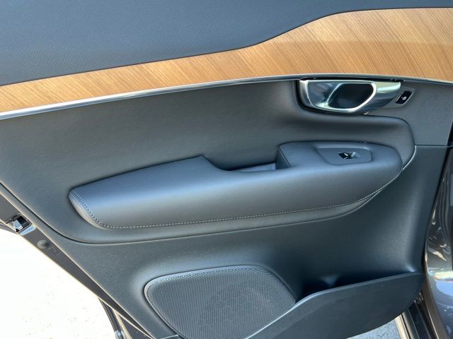 2025 Volvo XC90 T8 Core photo 25