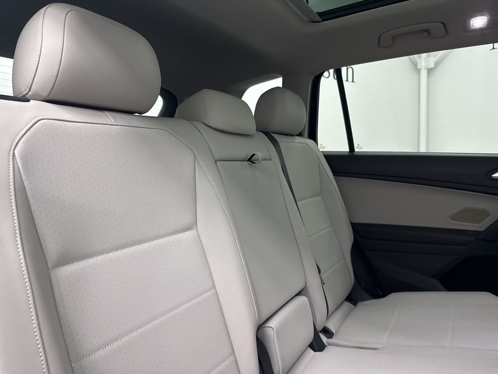 2019 Volkswagen Tiguan SEL R-Line photo 23