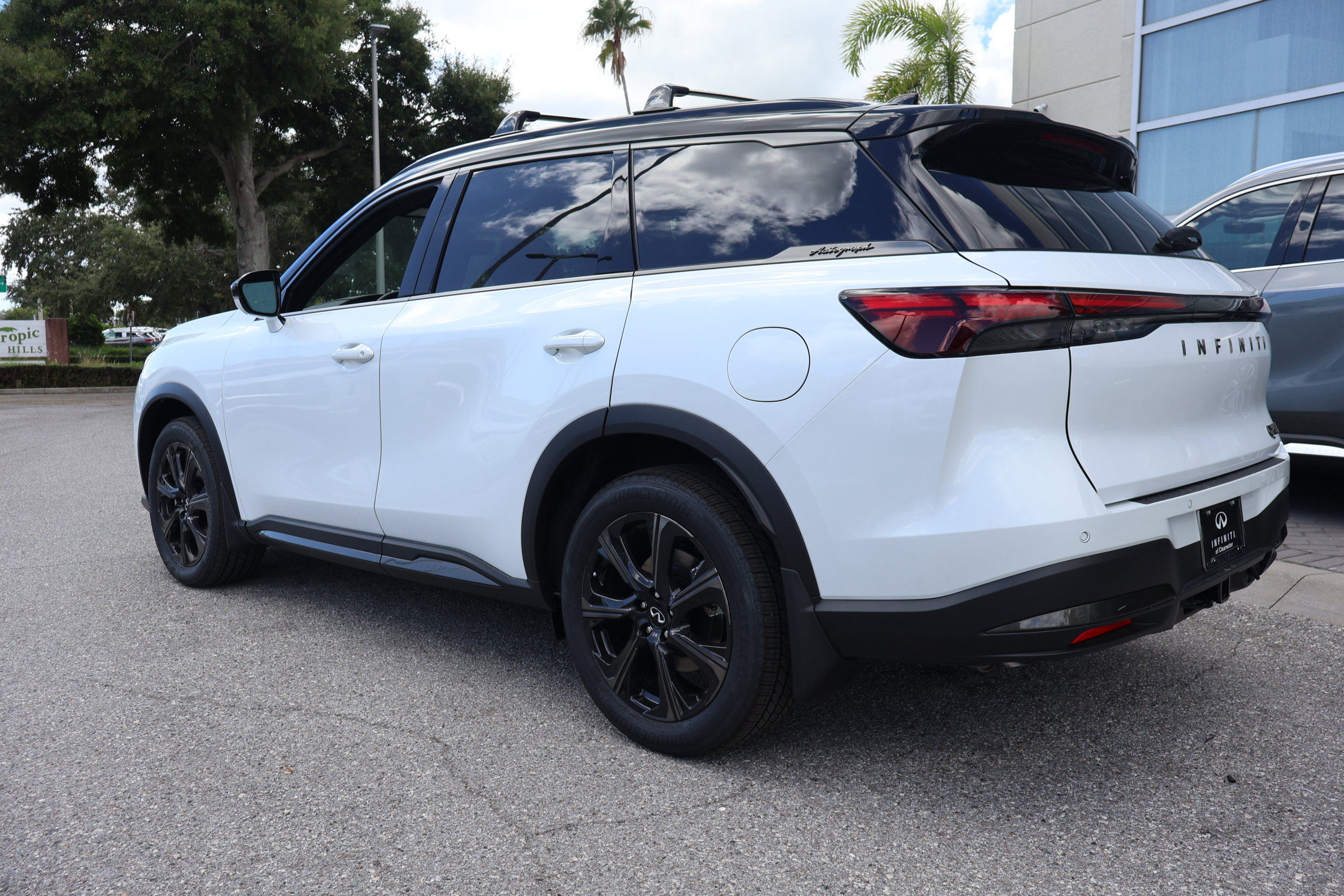 2026 Infiniti QX60 Autograph photo 2