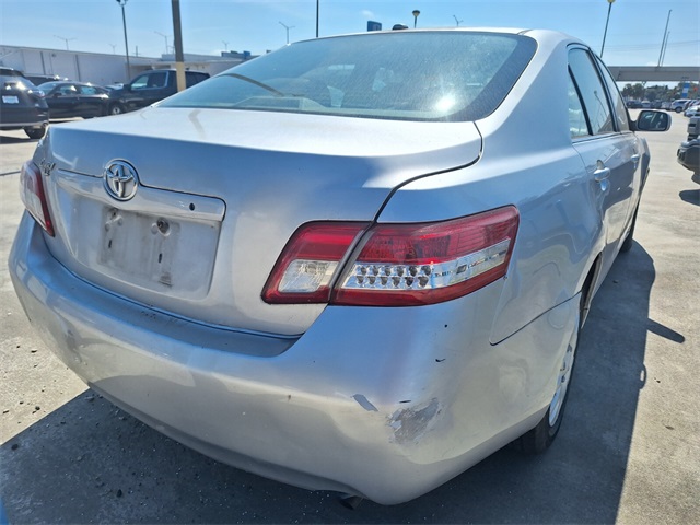 2010 Toyota Camry LE photo 2