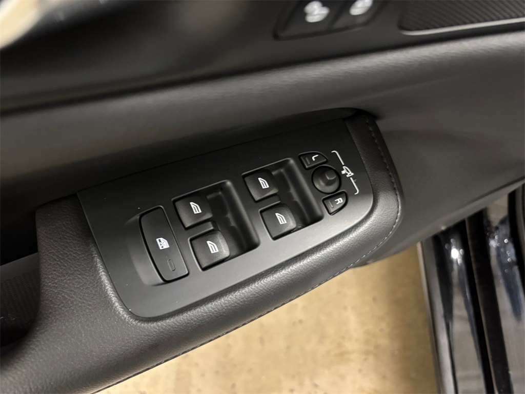 2023 Volvo S60 B5 Plus Black Edition photo 13
