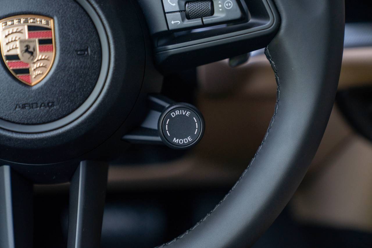2025 Porsche Cayenne photo 9
