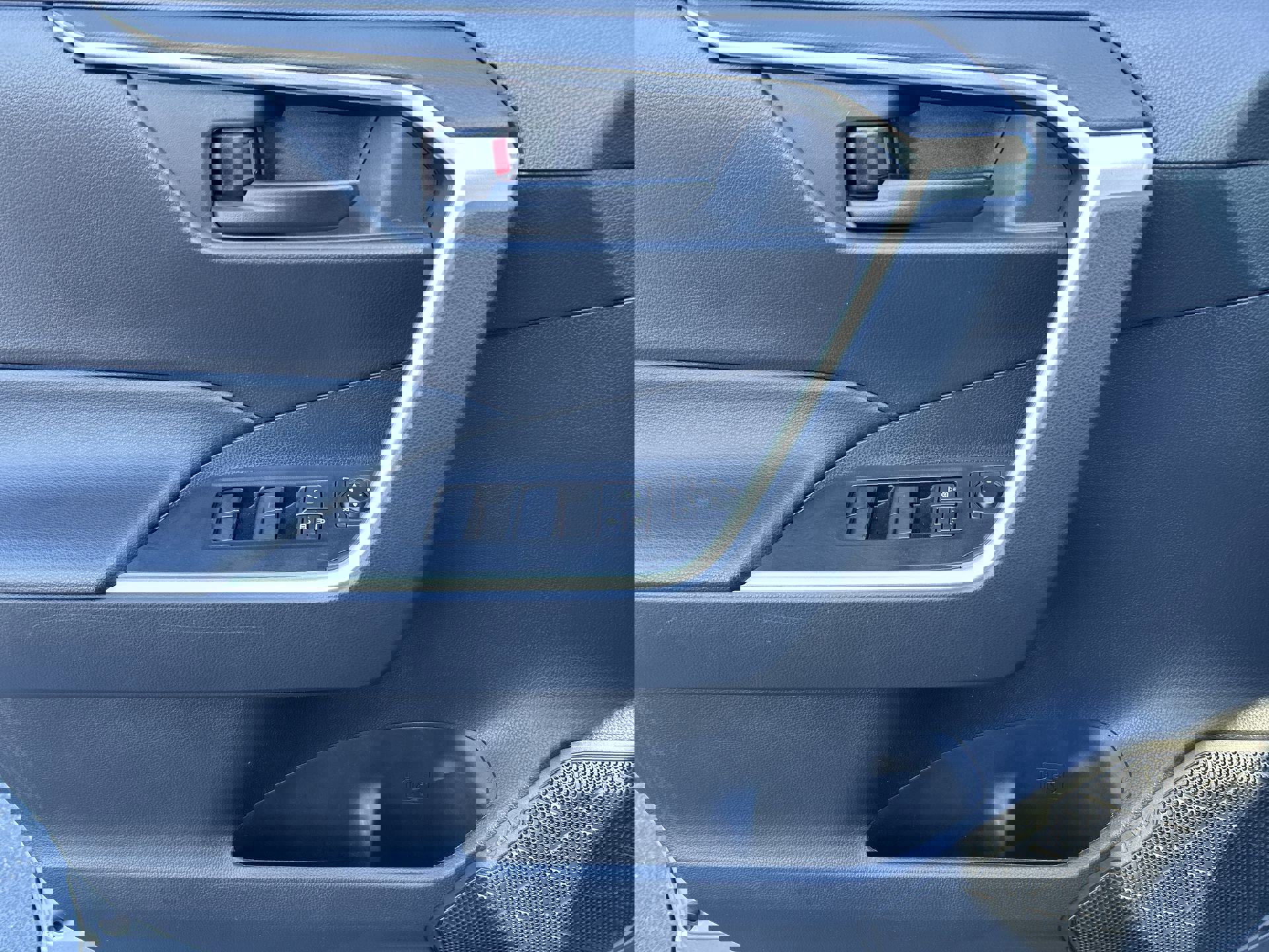 2021 Toyota RAV4 LE photo 13
