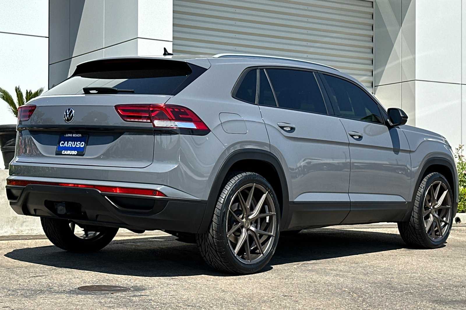 2022 Volkswagen Atlas Cross Sport V6 SE Technology photo 3
