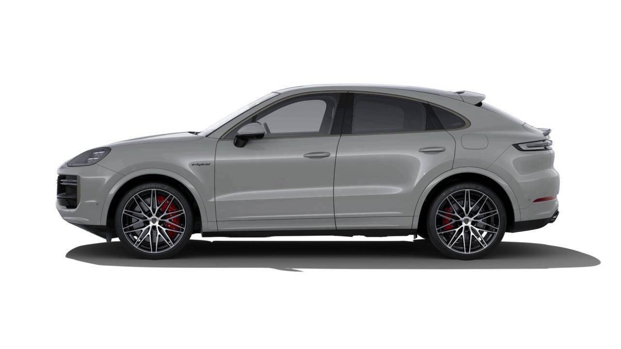 2025 Porsche Cayenne Turbo E-Hybrid photo 2