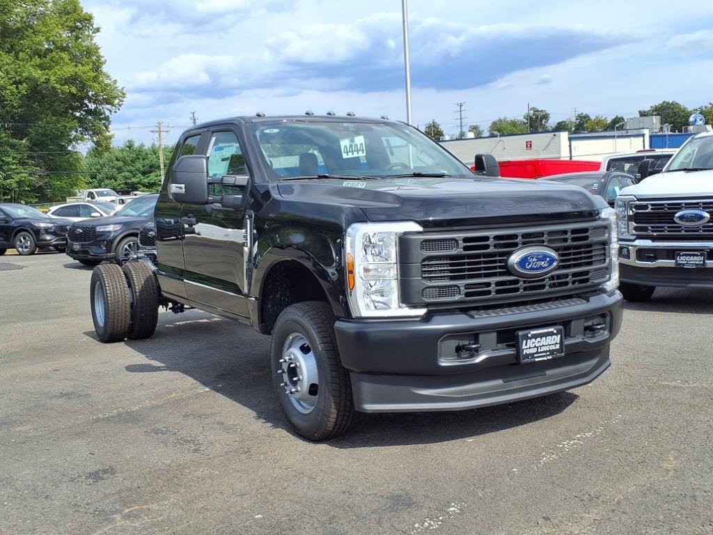 2025 Ford F-350 Super Duty Chassis Cab XL's photo