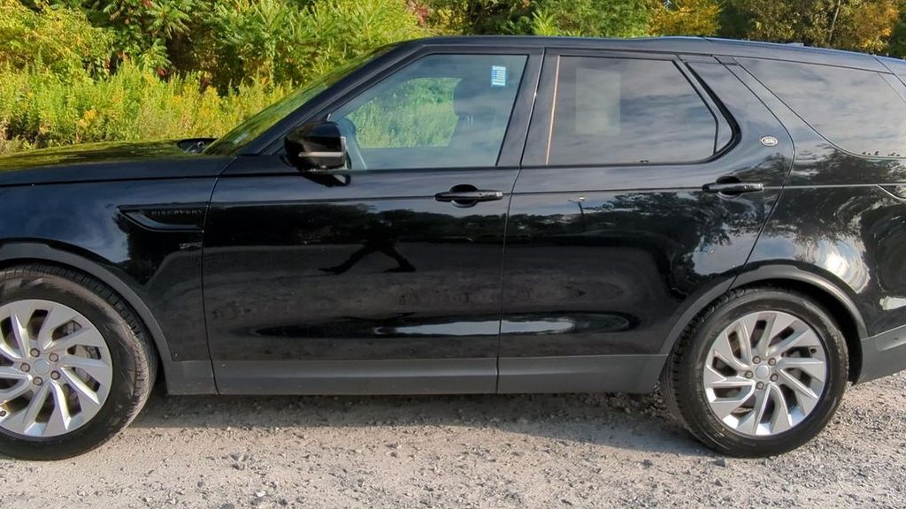 2024 Land Rover Discovery S photo 3