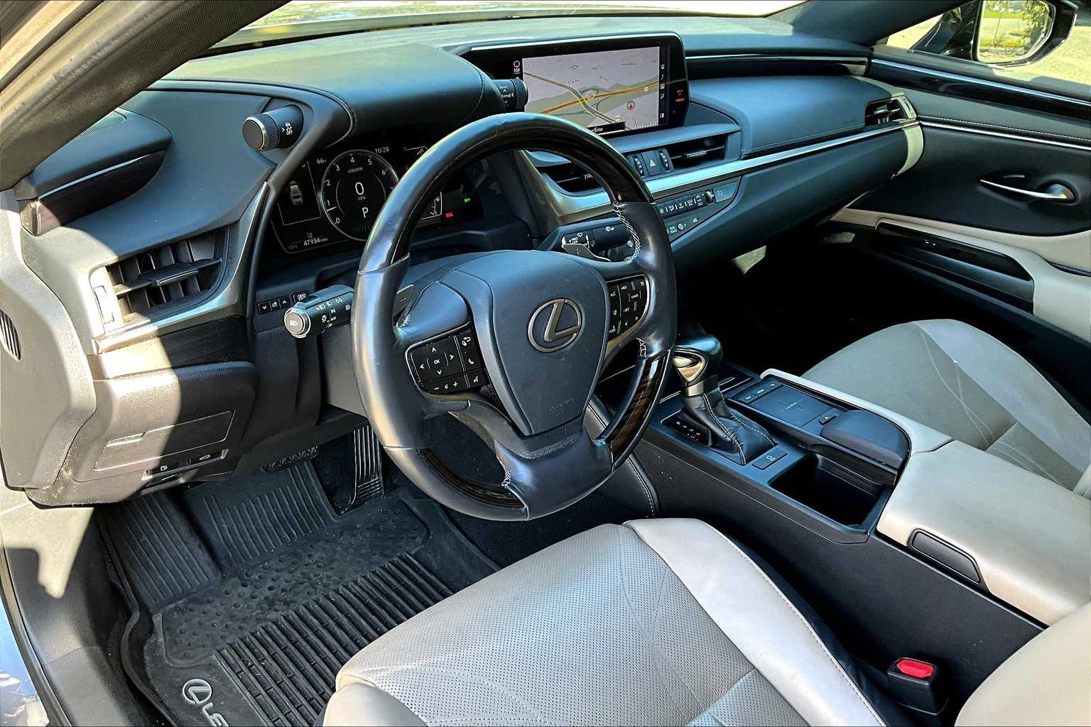 2019 Lexus ES Luxury photo 17