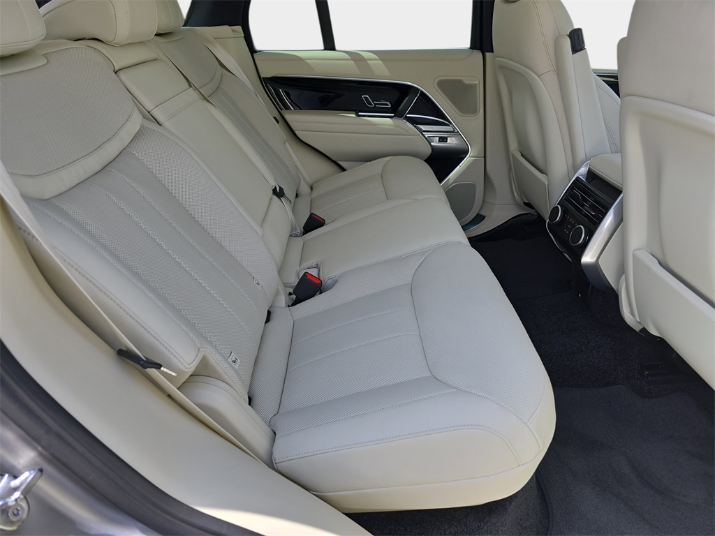 2025 Land Rover Range Rover SE photo 11