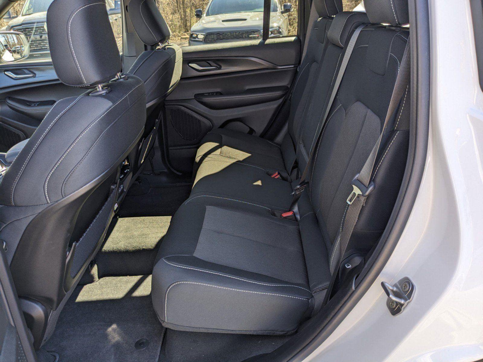 2025 Jeep Grand Cherokee Laredo X photo 13