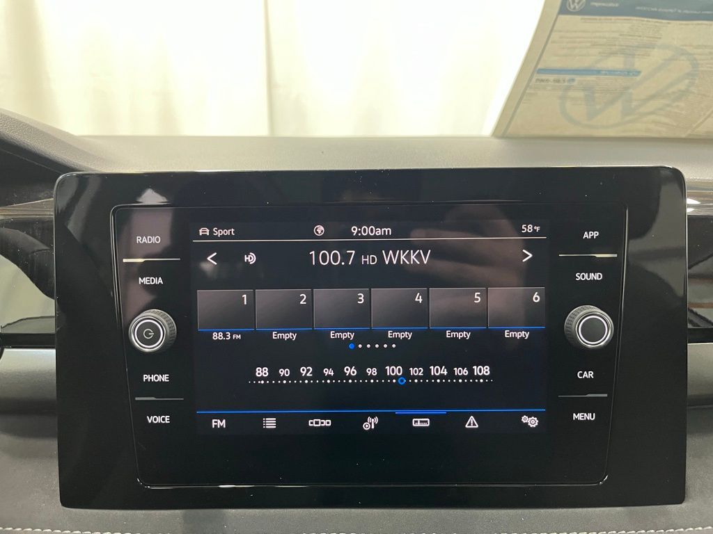 2025 Volkswagen Taos SE photo 15