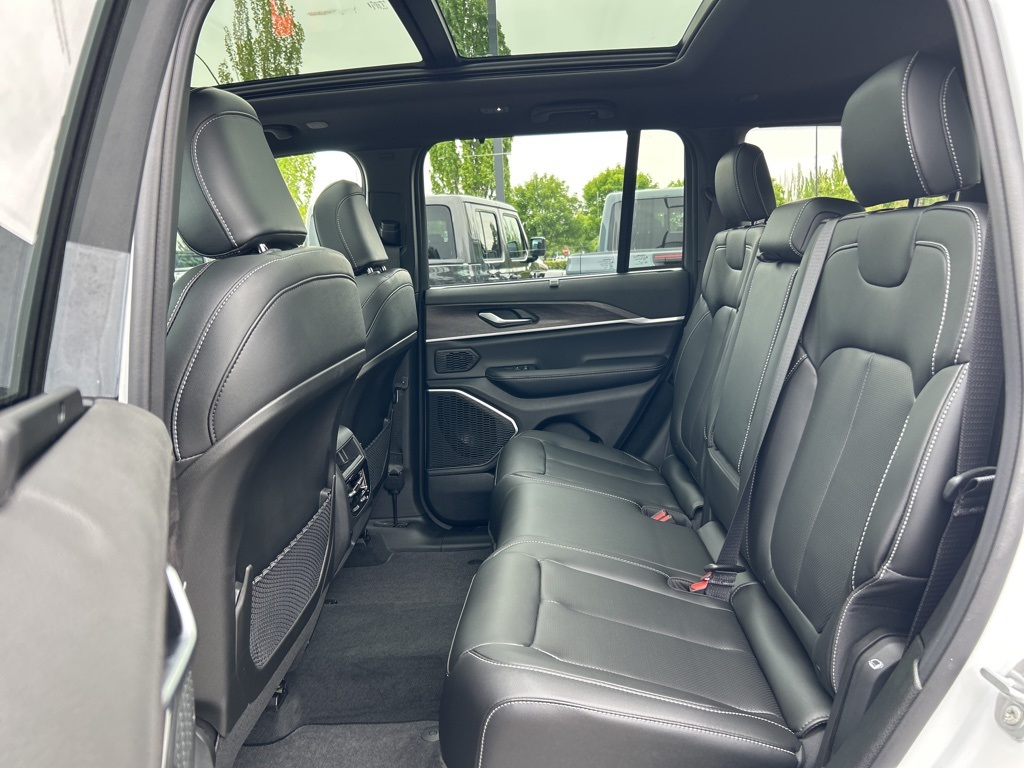 2025 Jeep Grand Cherokee Limited photo 9