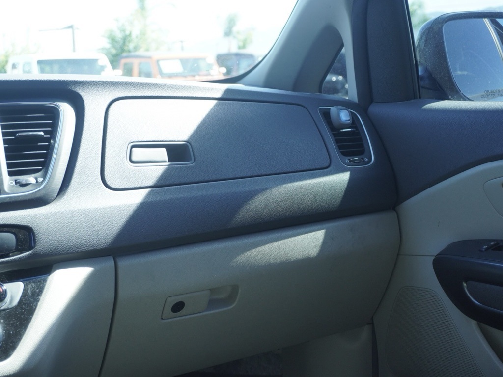 2017 Kia Sedona LX photo 25