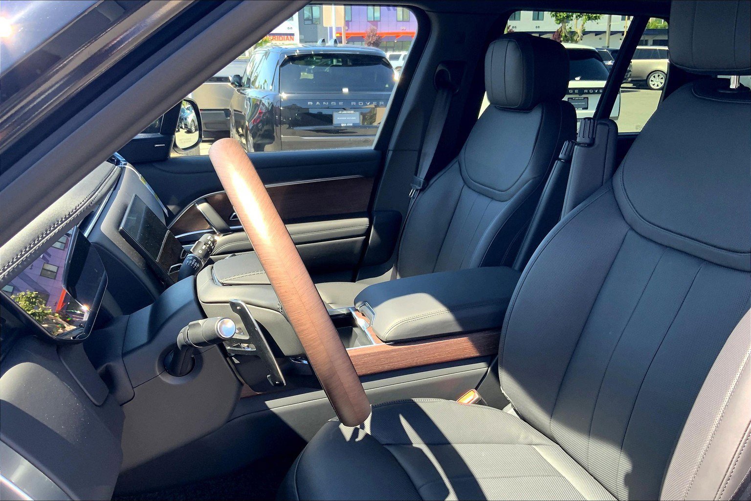 2025 Land Rover Range Rover SE photo 9