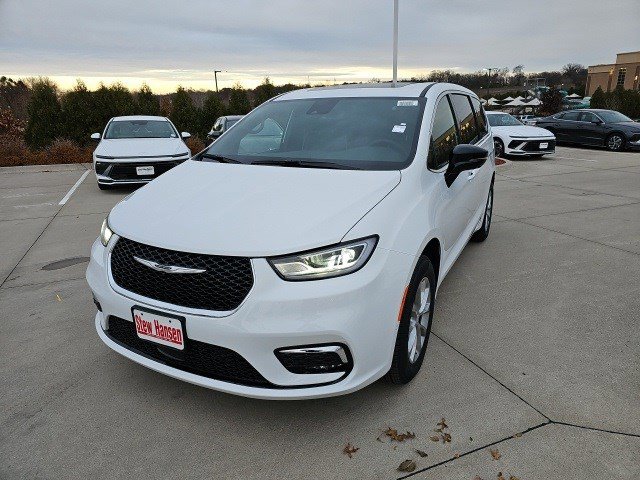 2026 Chrysler Pacifica Limited's photo