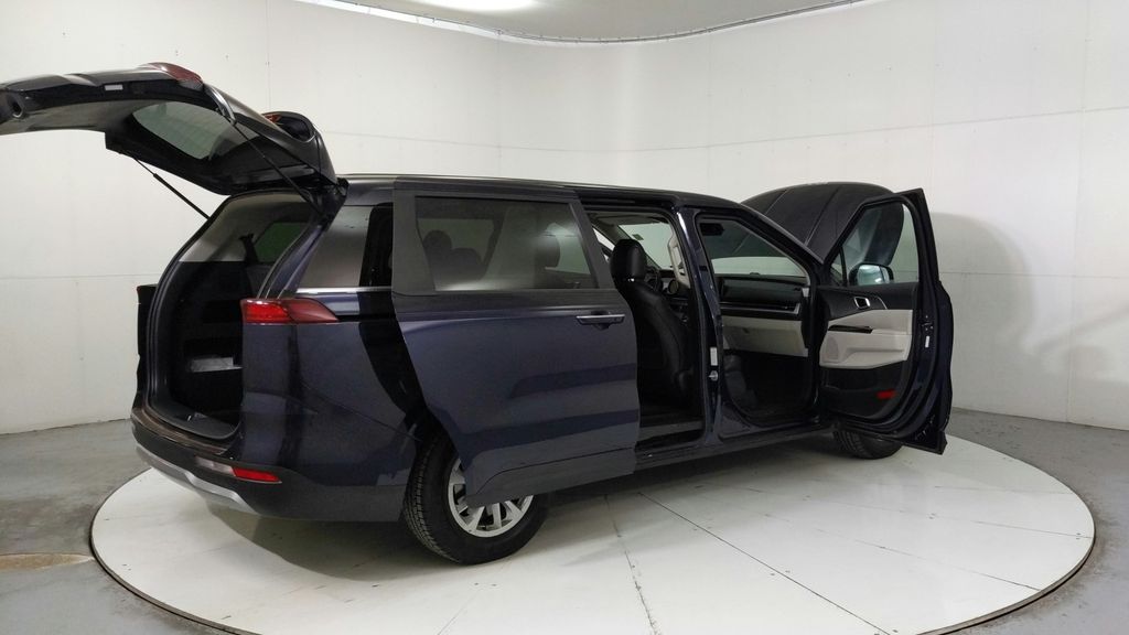 2024 Kia Carnival LX photo 11