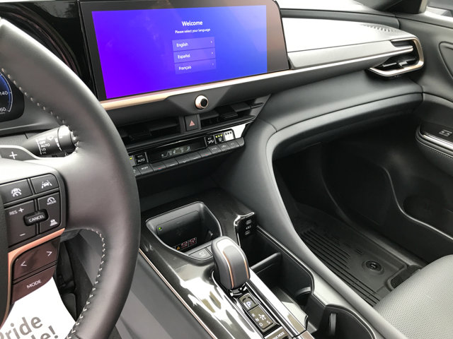 2025 Toyota Crown Signia Limited photo 16
