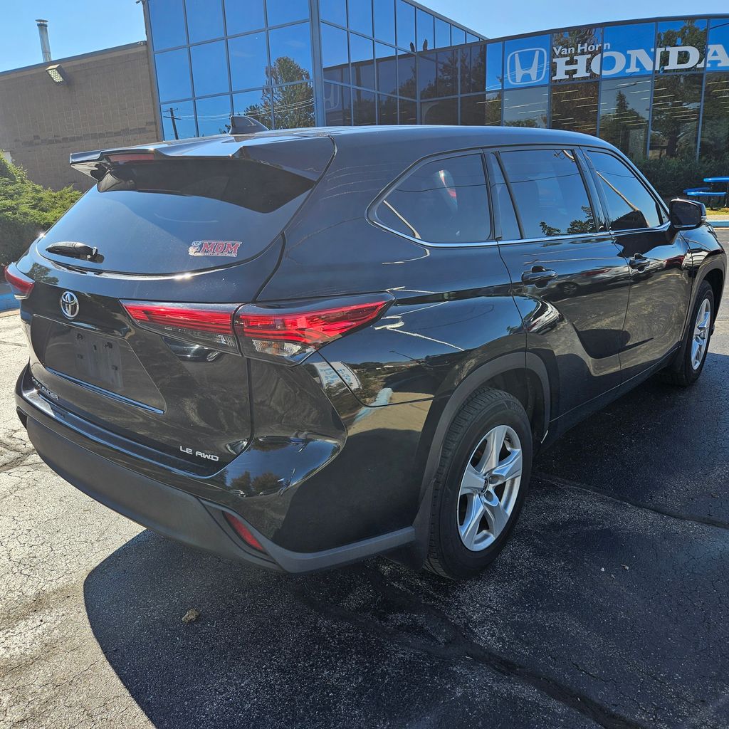 2020 Toyota Highlander LE photo 5