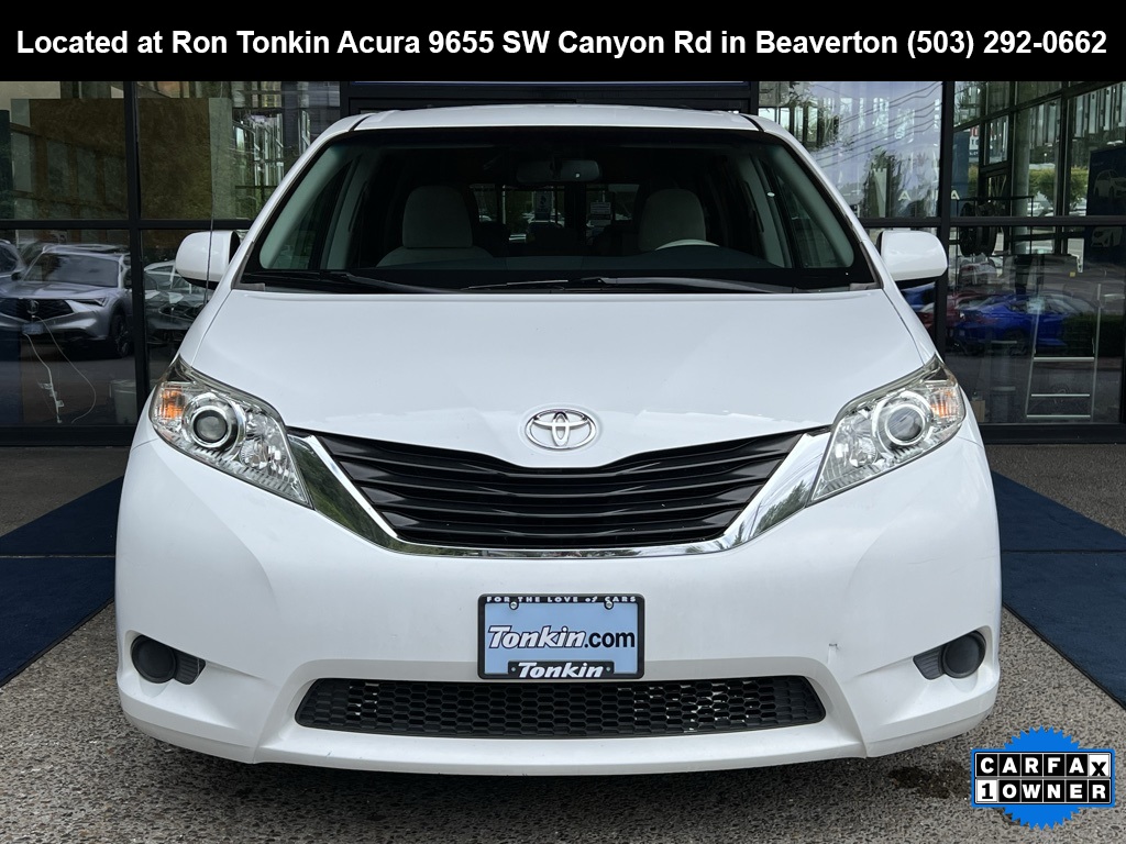 2014 Toyota Sienna LE photo 3