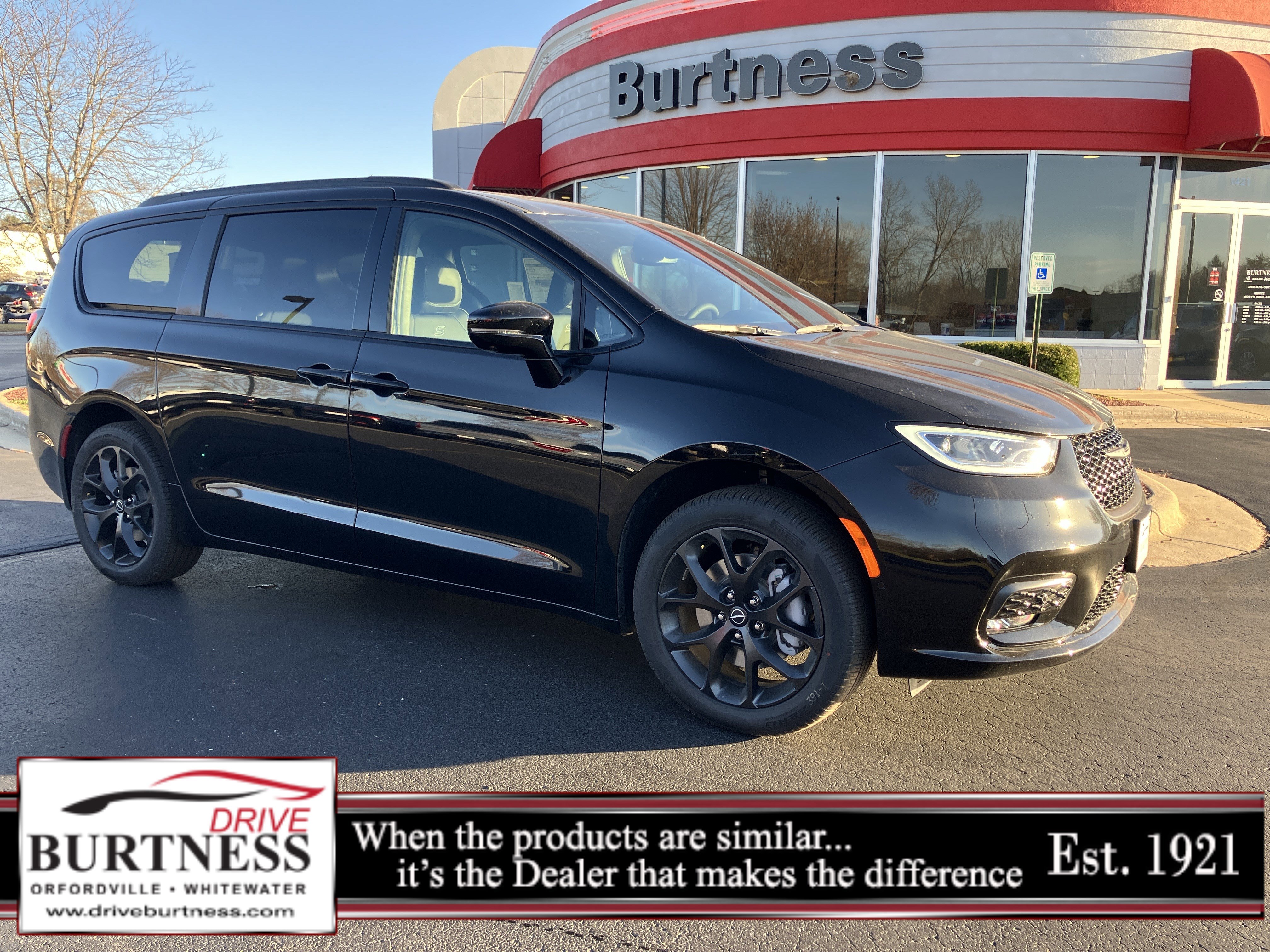 2026 Chrysler Pacifica Limited's photo