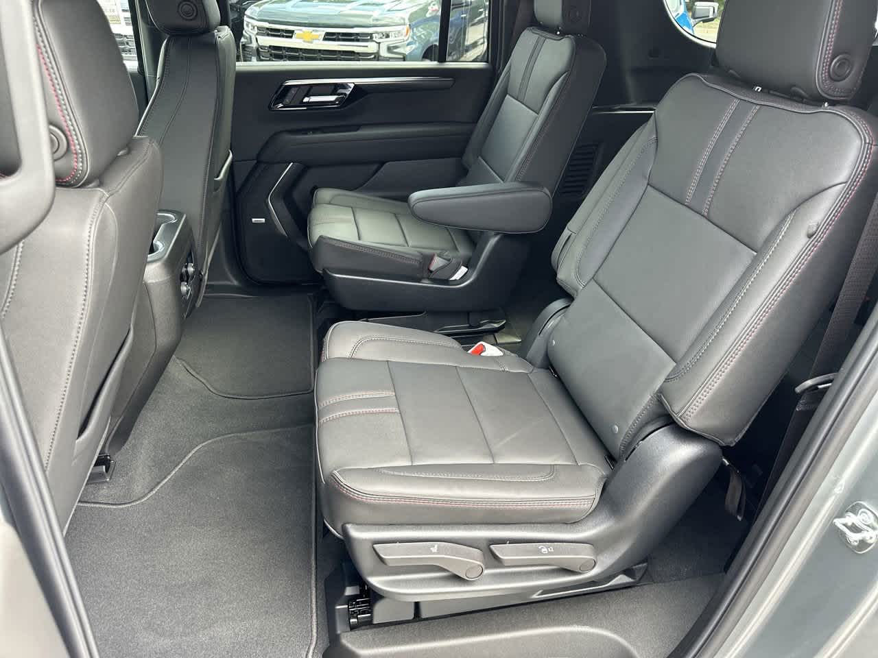 2025 Chevrolet Suburban RST photo 14
