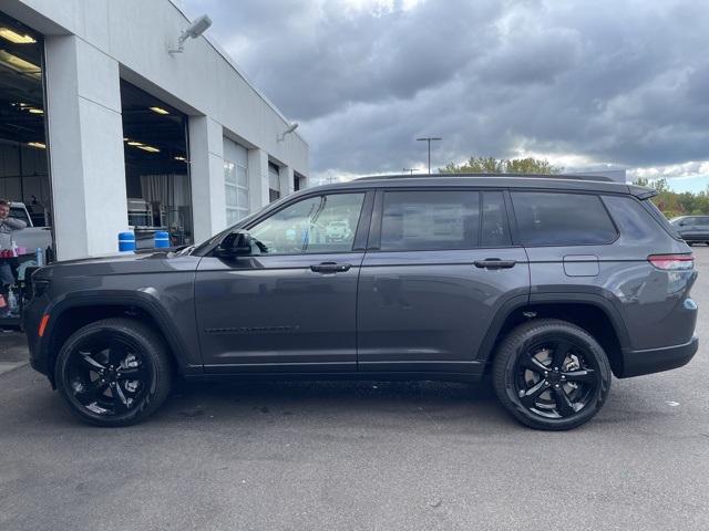 2025 Jeep Grand Cherokee Limited photo 3