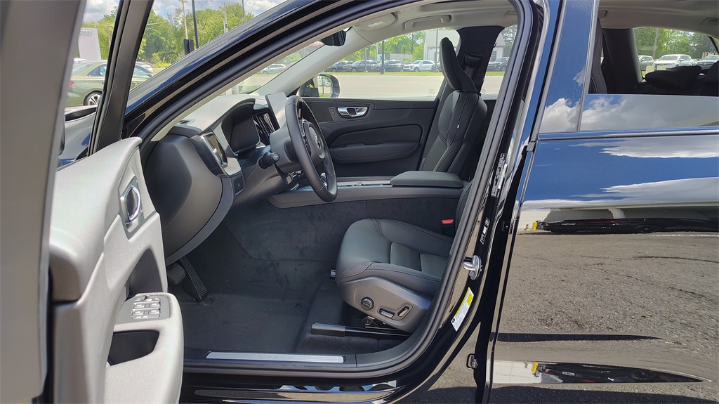2026 Volvo XC60 B5 Plus photo 7
