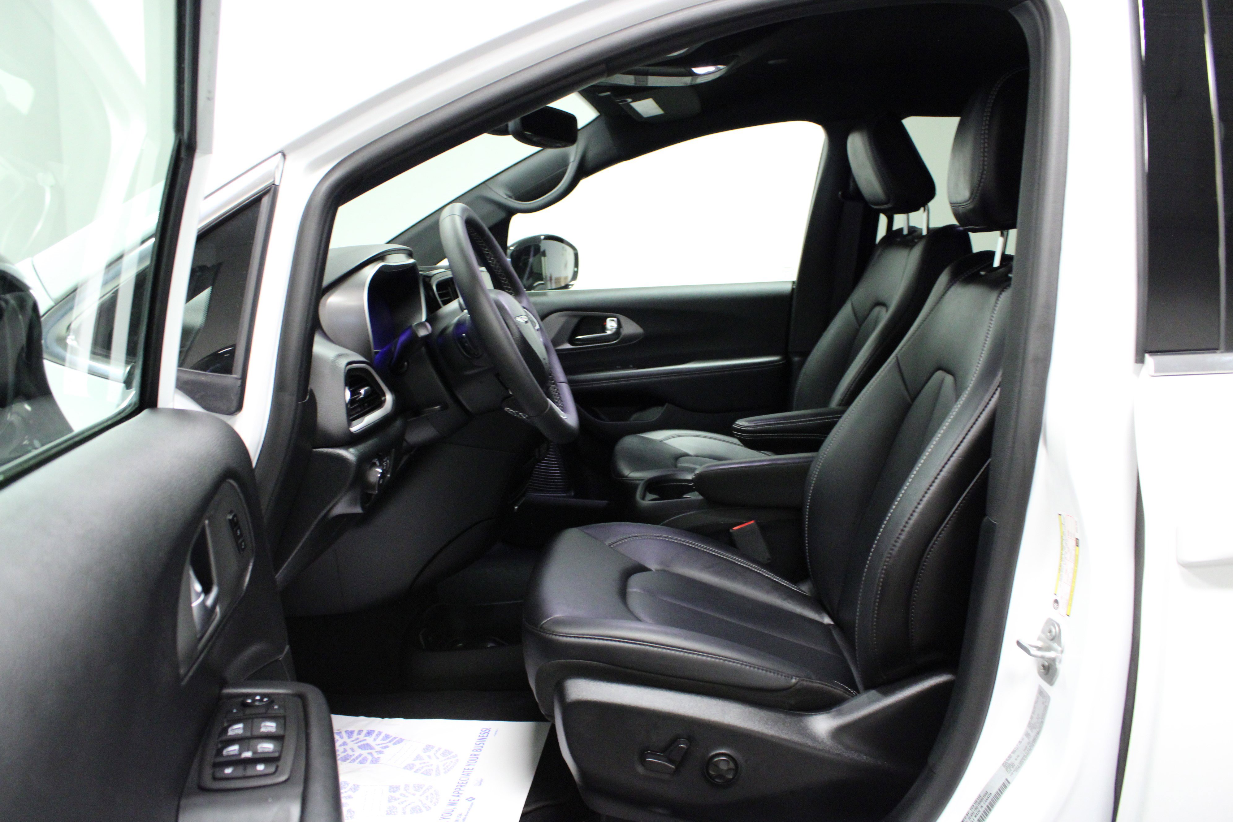 2025 Chrysler Pacifica photo 11