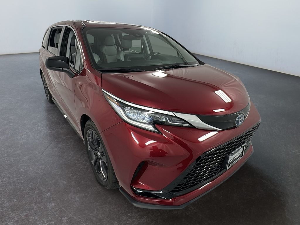 2023 Toyota Sienna XSE's photo