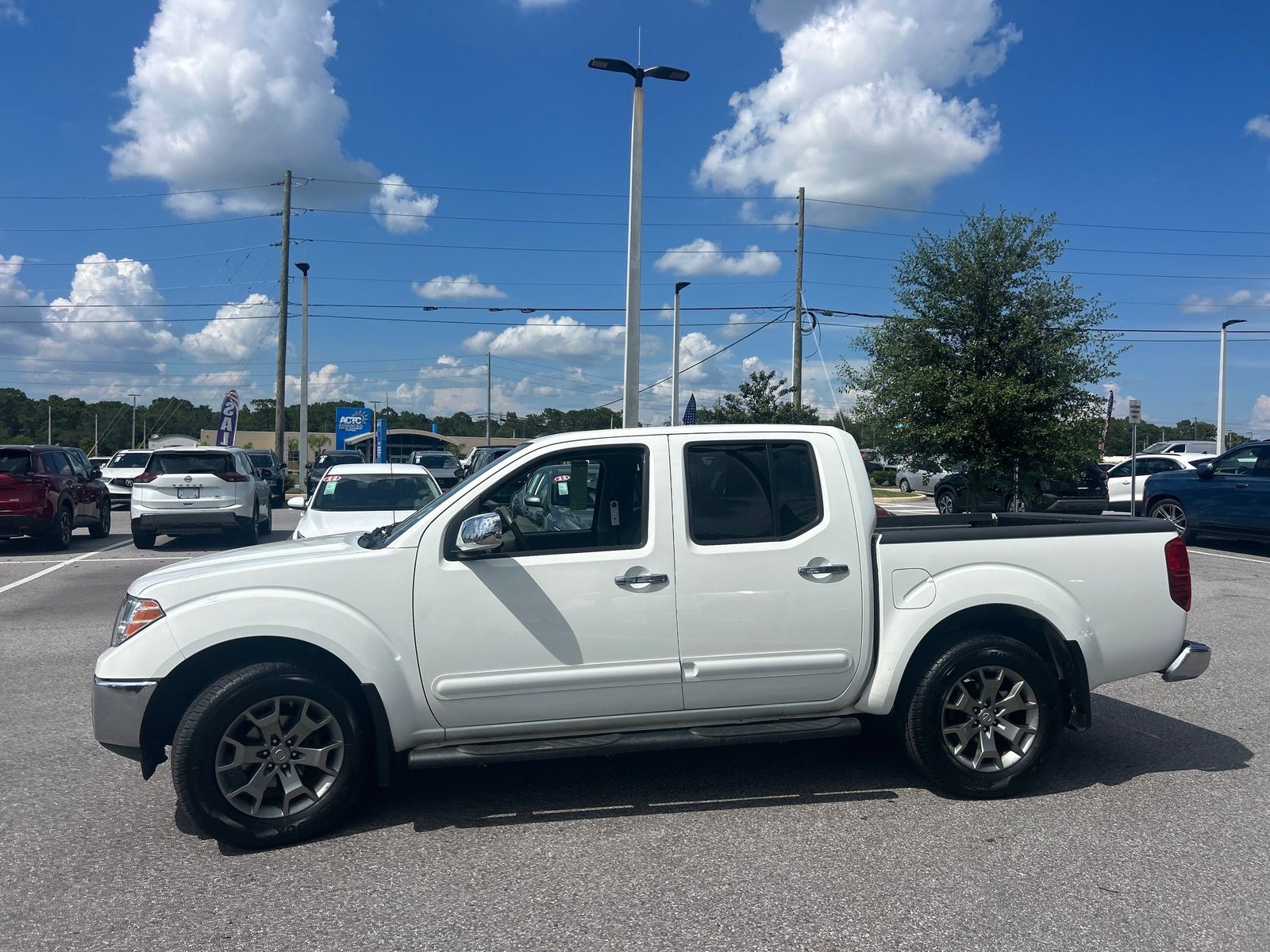 2019 Nissan Frontier SL photo 3