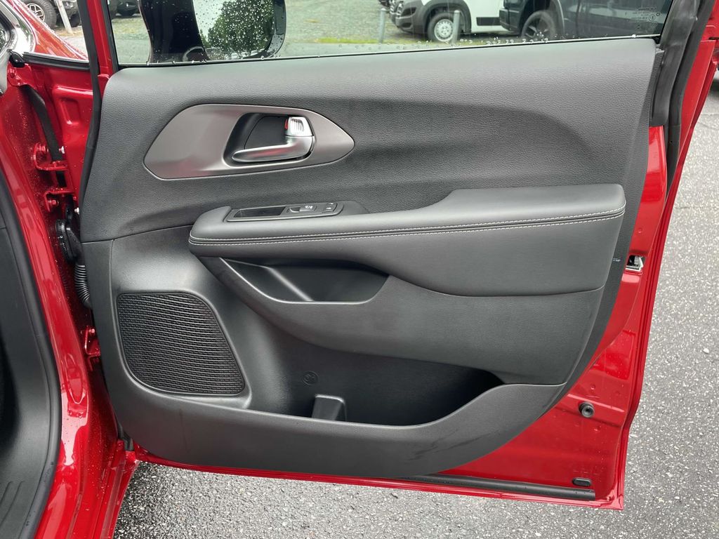 2025 Chrysler Pacifica photo 14
