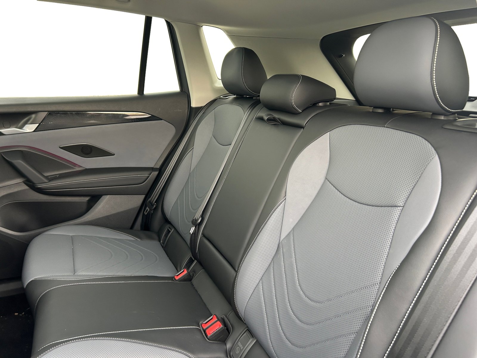 2025 Volkswagen Tiguan SE photo 2