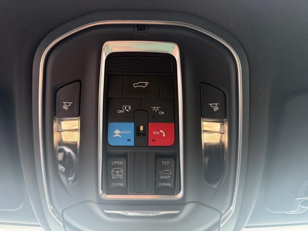 2025 Jeep Grand Cherokee Laredo Altitude photo 13