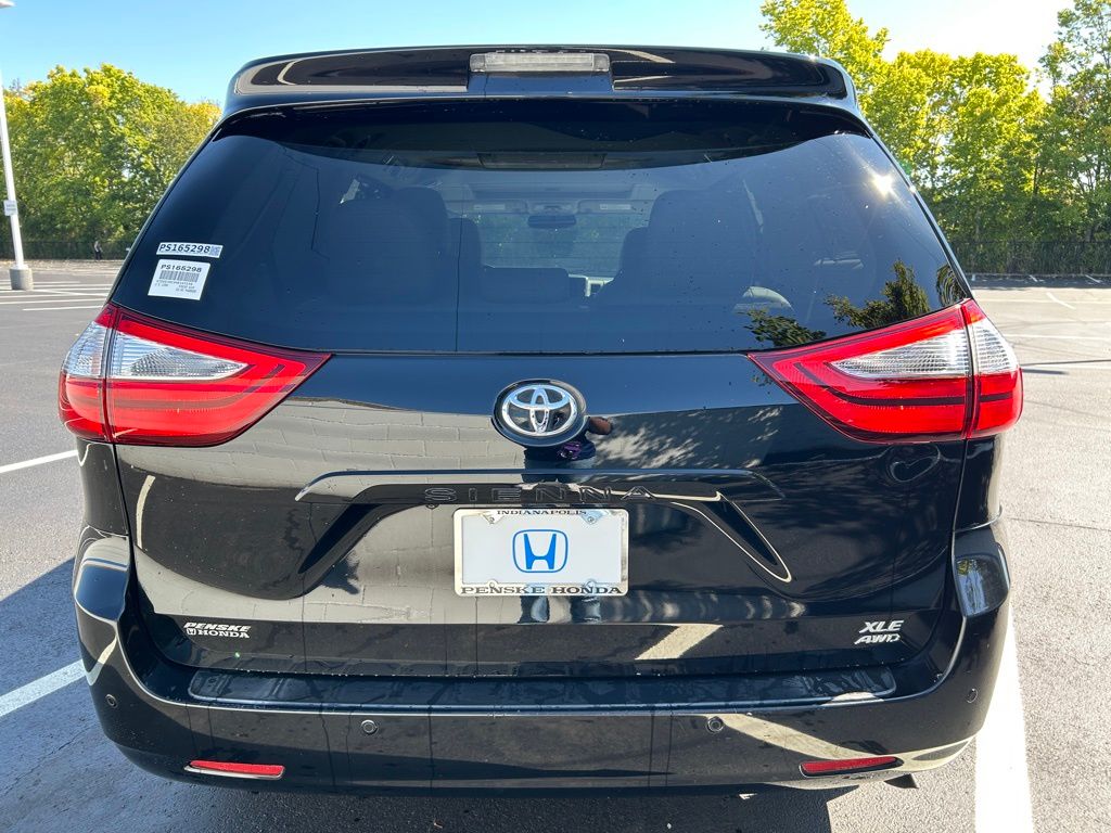 2017 Toyota Sienna XLE photo 3