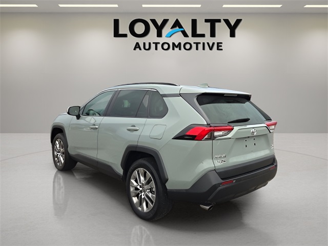 2023 Toyota RAV4 XLE Premium photo 3