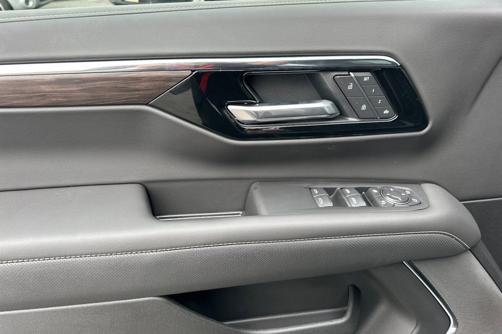 2025 Chevrolet Suburban Premier photo 11