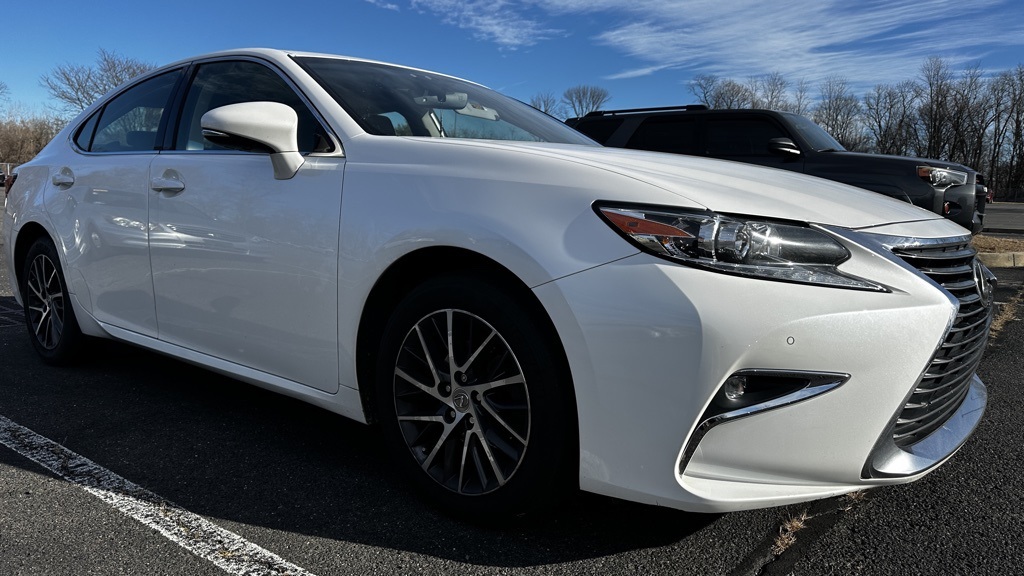 2016 Lexus ES 350's photo