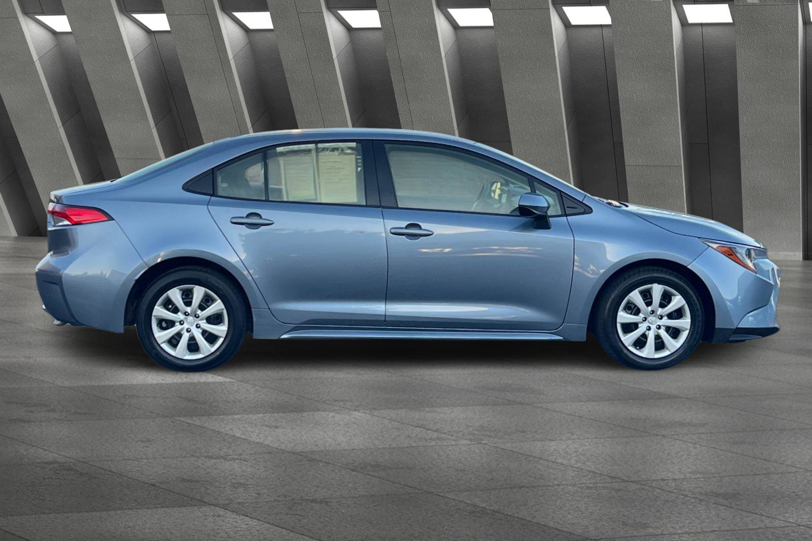 2022 Toyota Corolla LE photo 2