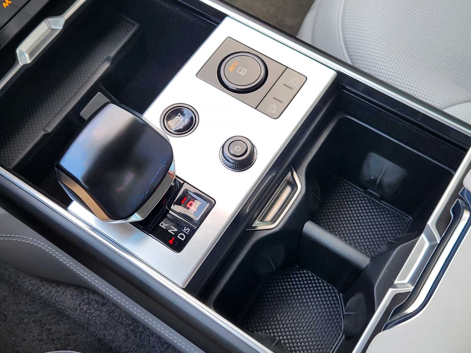 2023 Land Rover Range Rover SV photo 17