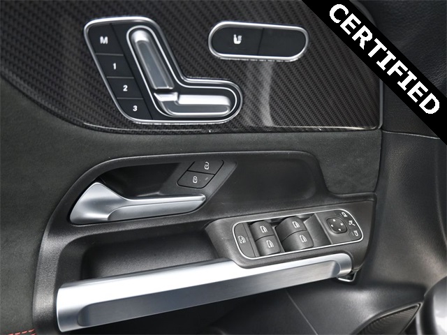 2024 Mercedes Benz GLB 250 photo 12
